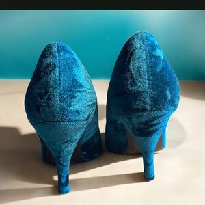 Poetic License “Dazzling 2” peacock teal velvet high heel peep toe pumps 8M